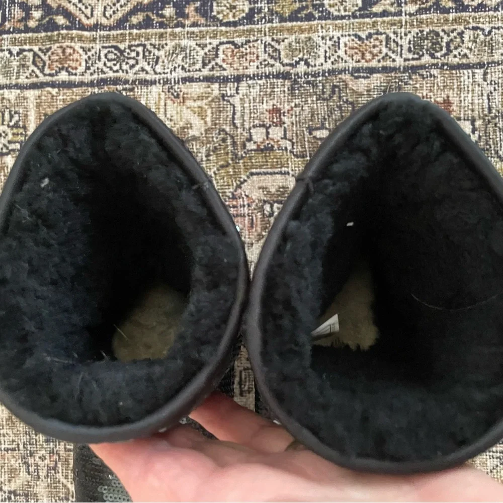 EUC BLACK UGG CLASSIC SHORT SEQUIN BOOTS Size 6